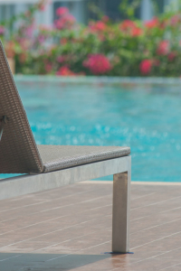 Oasis de Verdure : Sublimez les abords de votre piscine en 6 ambiances